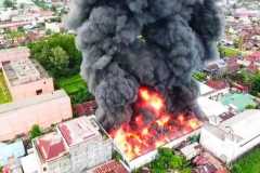 Sebuah gudang besar di Sampit terbakar membuat warga panik